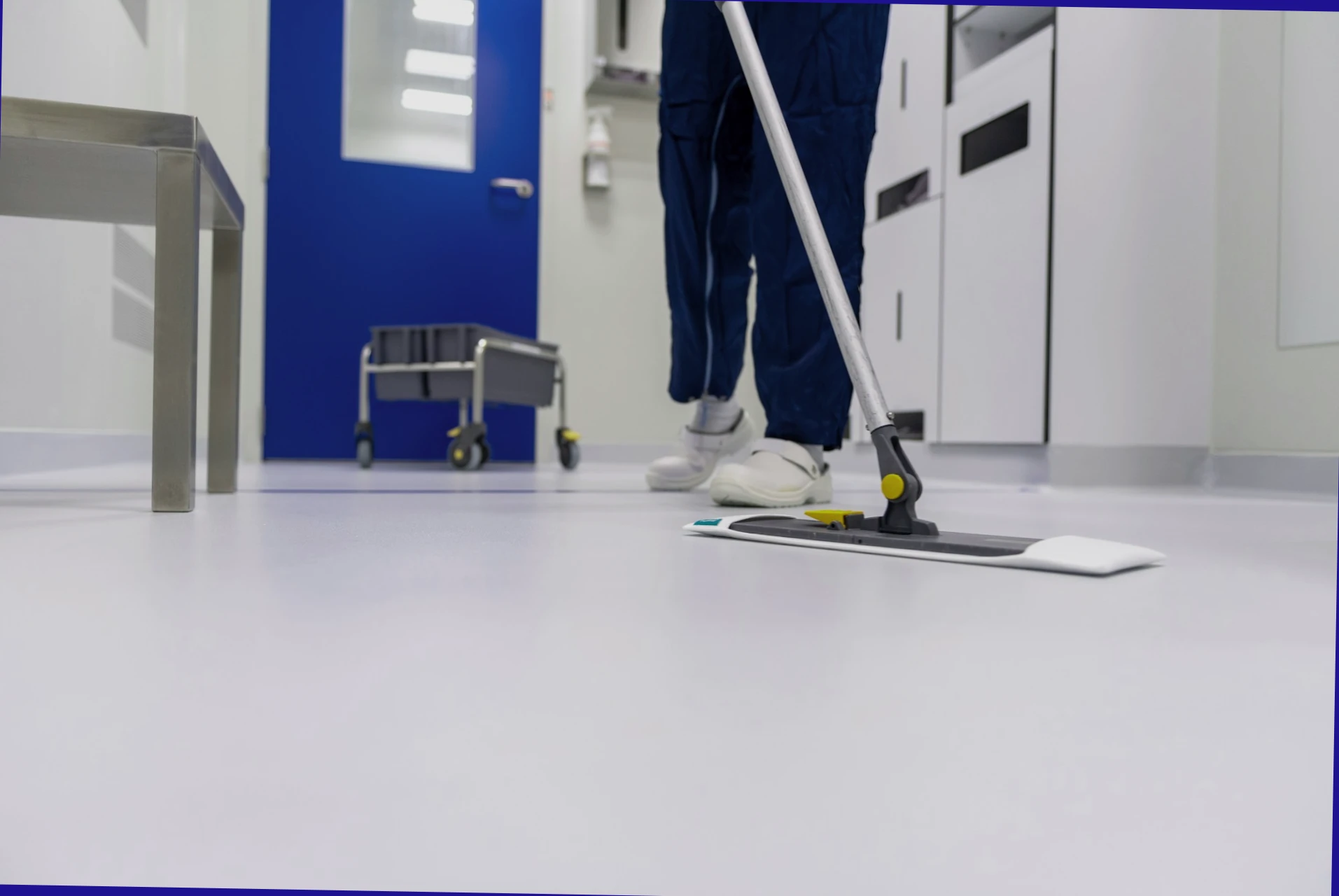 un operaio sta lavorando su un quadro elettrico